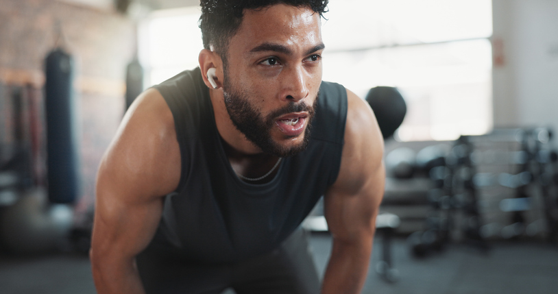 En sliten mann som tester testobooster på treningssenteret