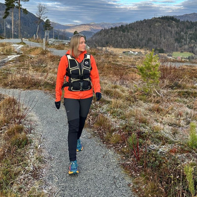 En jente som går med vektvest